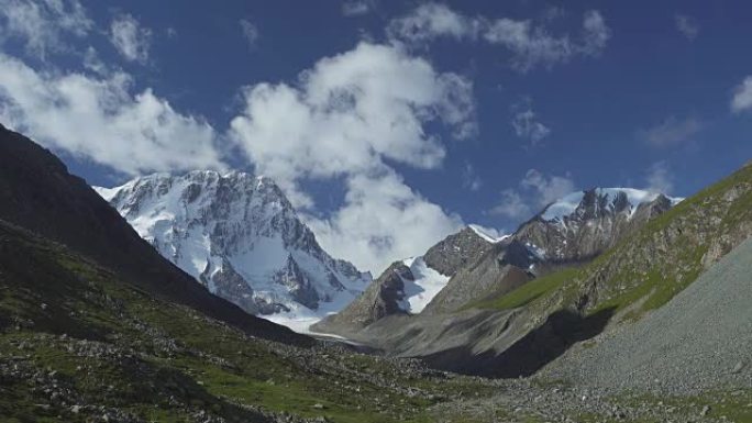 雪山、云彩、蓝天的景观。吉尔吉斯斯坦天山