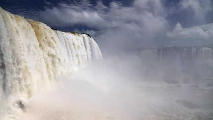 伊瓜苏 (伊瓜苏) 瀑布位于巴西和阿根廷边境