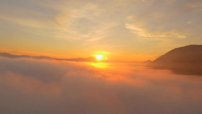 空中: 在惊人的金色日落时飞过云层