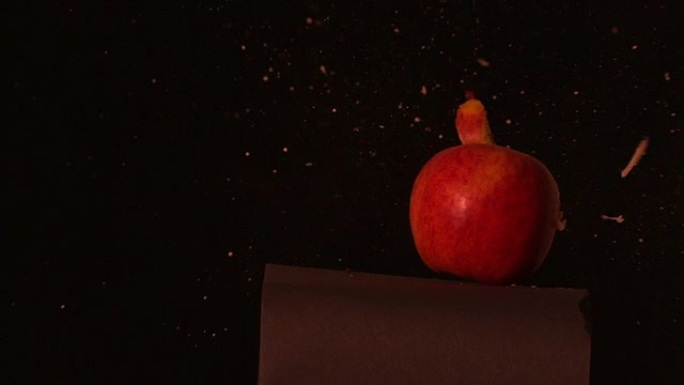箭头射穿黑色背景上的红苹果
