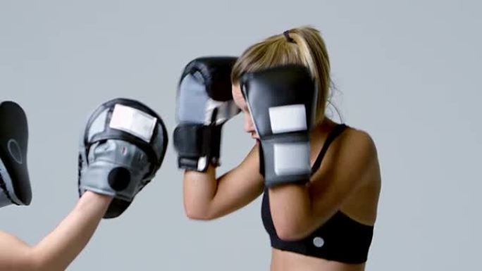 女拳击手训练对抗陪练的手套，在R3D上射击