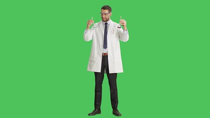 一位英俊的科学家戴着防护眼镜在烧杯中混合液体的长镜头。背景是绿色屏幕。