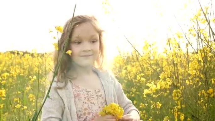 小女孩摘花扔花瓣