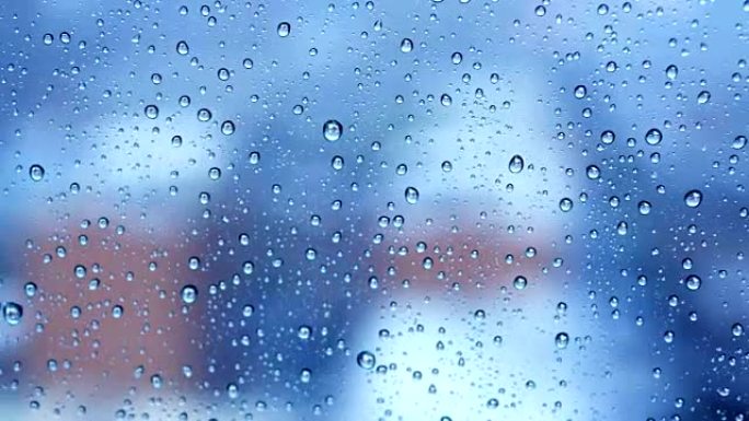 窗户上的雨滴。气候变化雨天