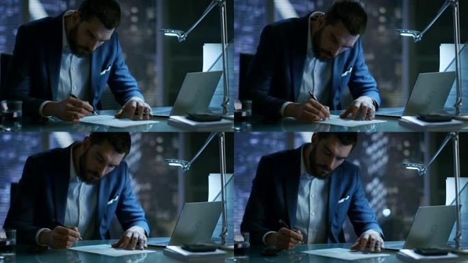 深夜商人在他的私人办公室里用笔记本电脑签署文件，可以看到大城市的窗户。