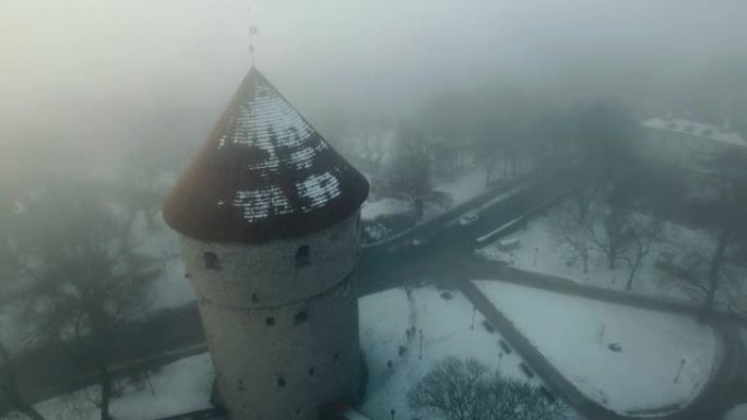 在一个雾蒙蒙的冬日，对老城区进行空中拍摄。教堂的尖顶非常漂亮。