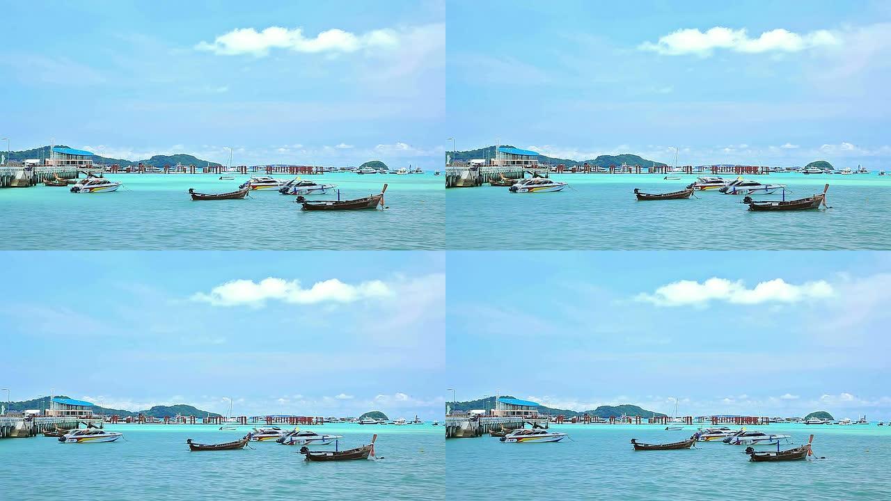 泰国普吉岛查龙湾海滩漂浮的渔船