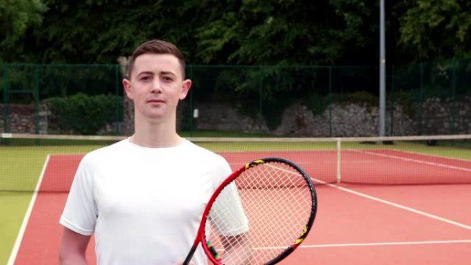 年轻的网球运动员在镜头前微笑