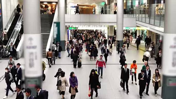 在东京，日本人人群走进地铁或空中火车的4k镜头