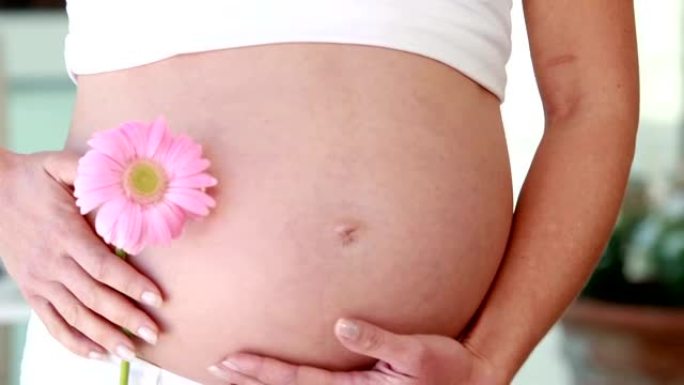 孕妇在凹凸旁捧花