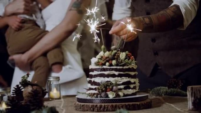 特写: 派对上有烟火的结婚蛋糕
