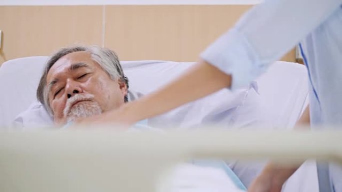 一位老人在医院里，他的女儿来探望他，并牵着他的手