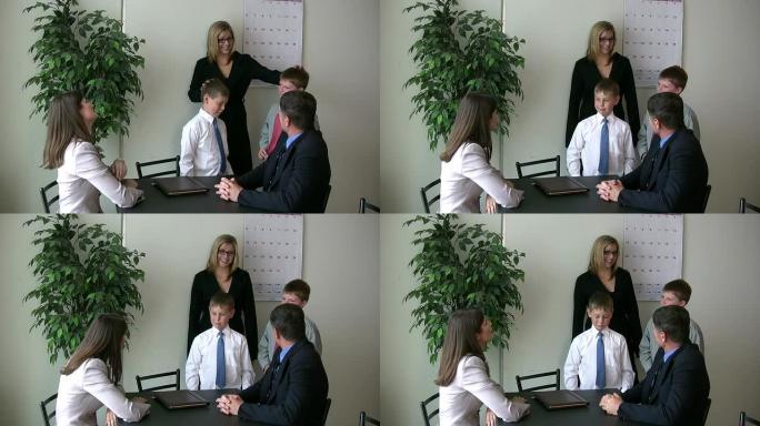 （HD1080）员工的孩子与母亲的老板、同事见面