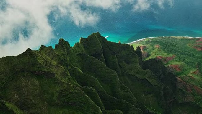 鸟瞰图飞越考艾岛纳帕利海岸丛林山峰