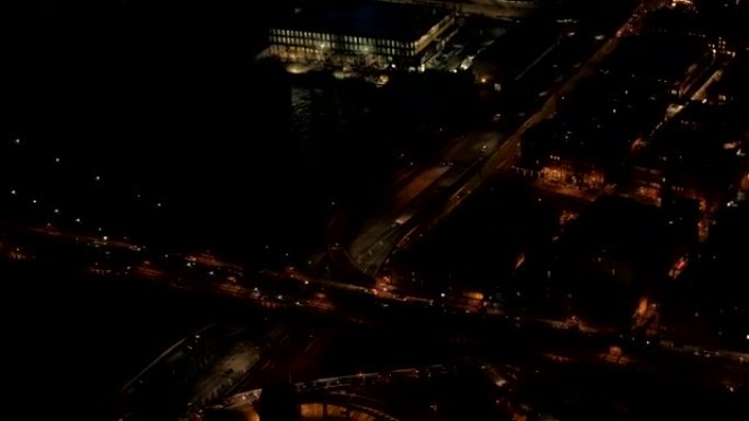 空中: 夜间从布鲁克林大桥州际高速公路驶来的汽车