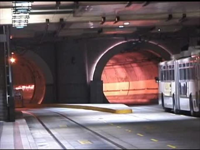 电动无轨电车驶入隧道