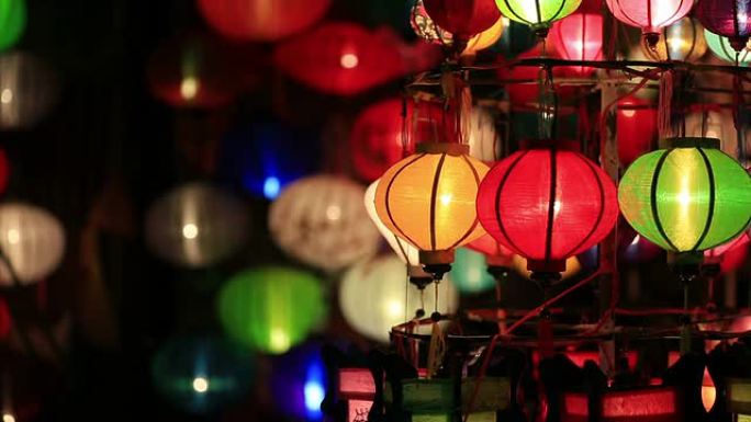 越南会安市夜间市场上的越南照明灯