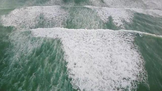 令人惊叹的蓝海海浪的鸟瞰图，在热带岛屿绿色棕榈树的异国海岸泡沫和撞击