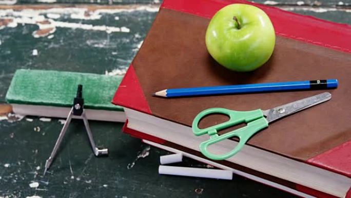 书堆上的青苹果和学校用品