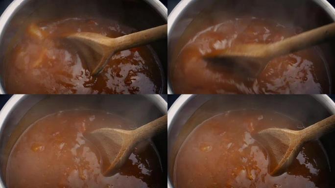用木勺搅拌汤