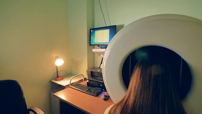 在进行眼科检查时，一名妇女的头部坐在眼科周围。4K。