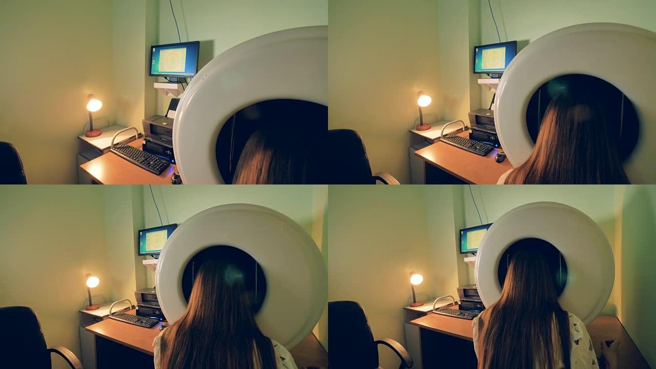 在进行眼科检查时，一名妇女的头部坐在眼科周围。4K。