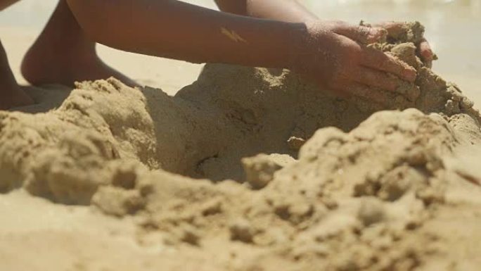 孩子们在沙滩上玩沙子