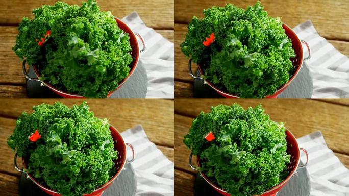 平底锅里的绿叶蔬菜4k