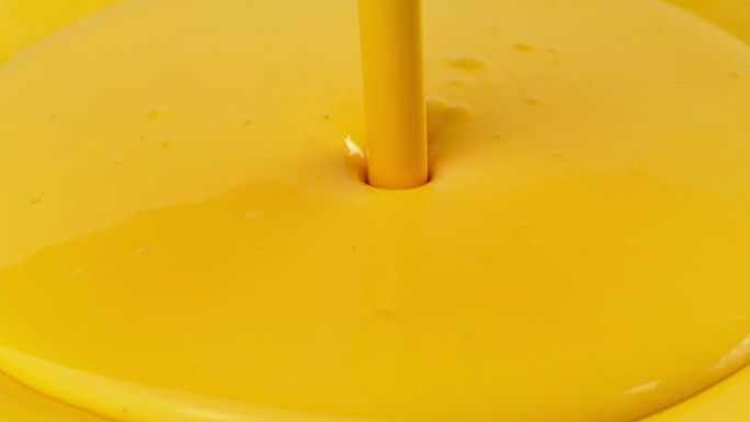 黄色油漆倒在黄色表面上