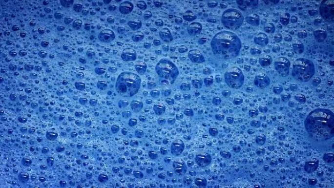 泡沫破裂的蓝色泡沫