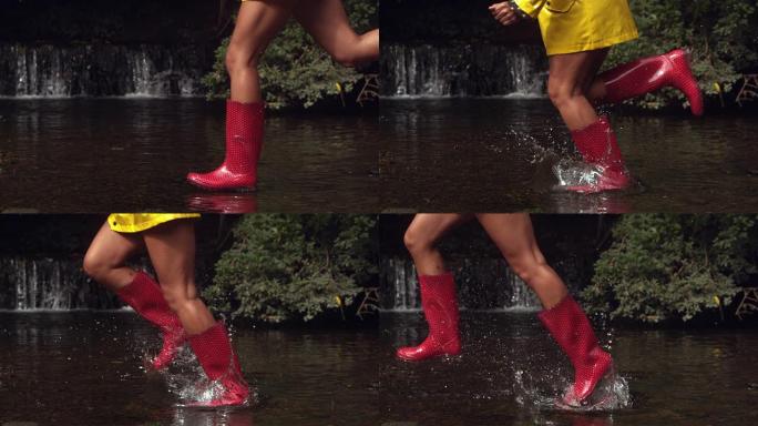 穿着红色橡胶靴在水中奔跑的女人