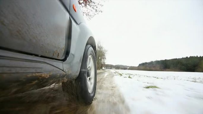 POV越野车在雪泥路面上行驶