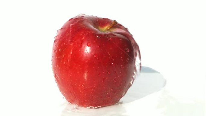 新鲜的红苹果泼水新鲜的红苹果泼水