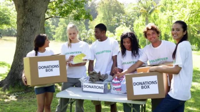 一群青年志愿者整理捐款箱