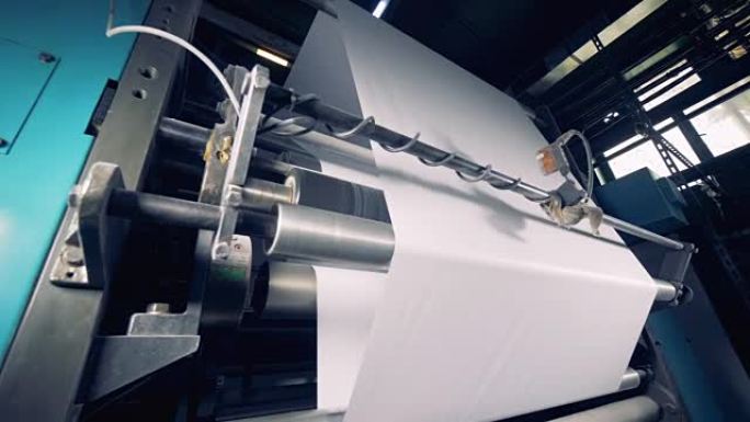 造纸生产厂。打印装置卷纸，特写。