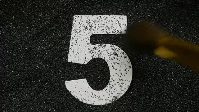 五。沙子里的木制数字。