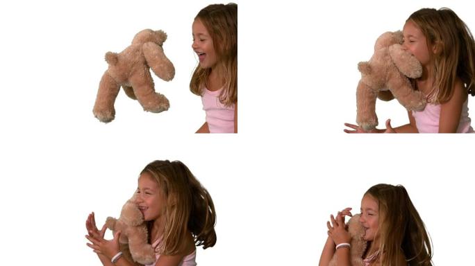 可爱的小女孩抓着泰迪熊跳