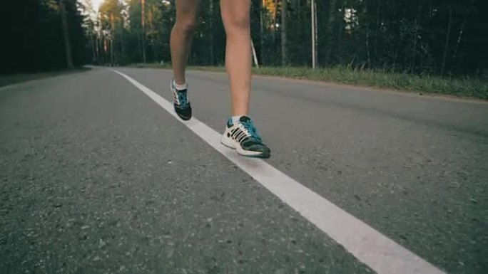 女人在沥青路面上奔跑，超级慢动作
