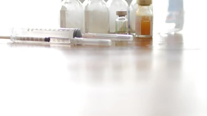 注射疫苗注射器与小瓶医疗特写在白色背景，多莉射击倾斜