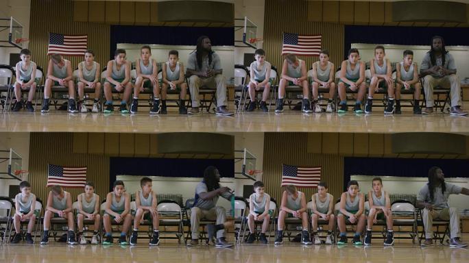 非裔美国教练让他的一名球员参加篮球比赛