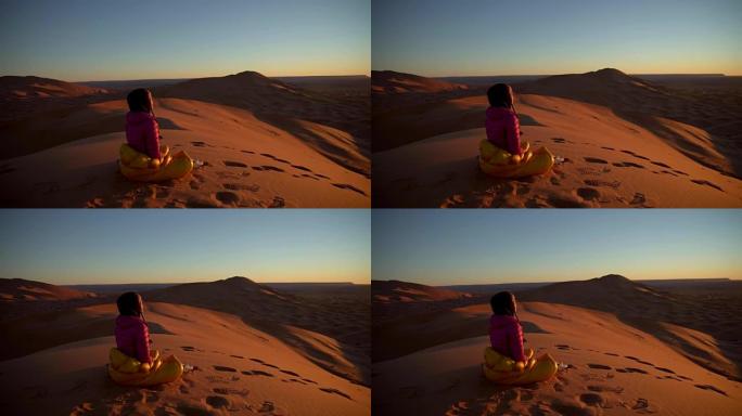 女人看着沙漠日落