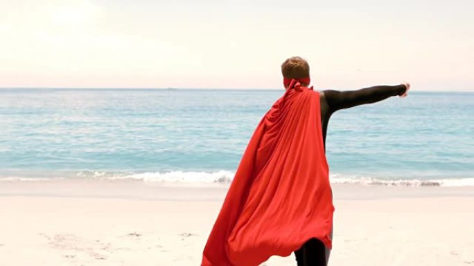 穿着潜水衣的男人打扮成超人