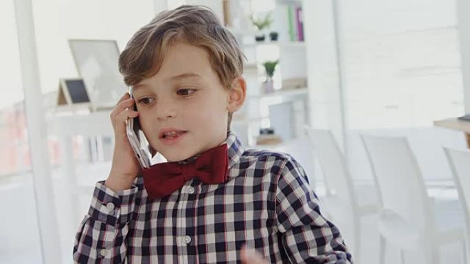孩子作为业务主管在手机上聊天4k