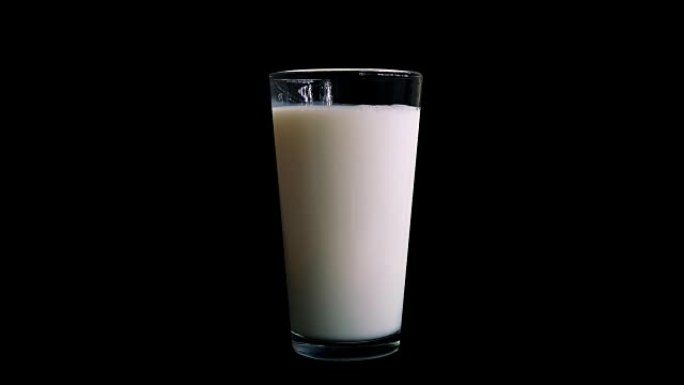牛奶倒入玻璃杯