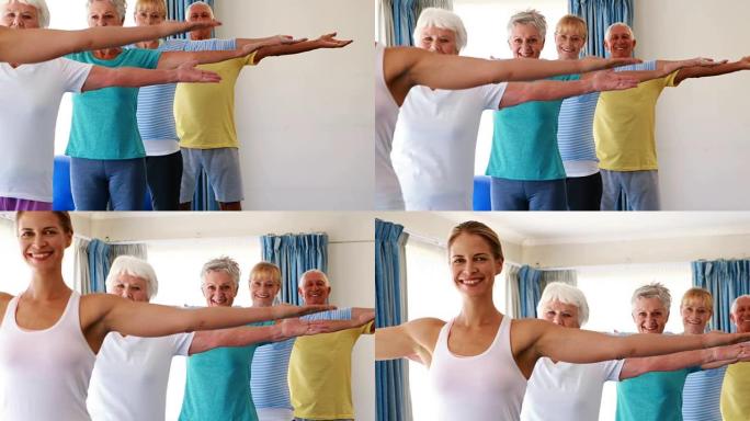 培训师协助老年人练习瑜伽