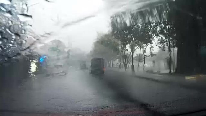 泰国清迈暴雨期间，全高清车载摄像头。