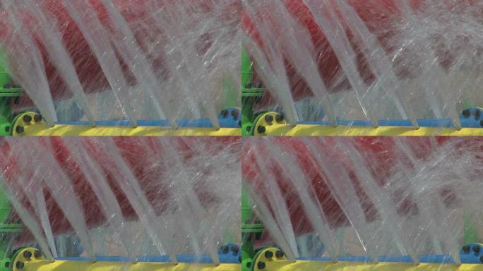 喷射器和喷雾器；彩色水上乐园中的水上游戏景点