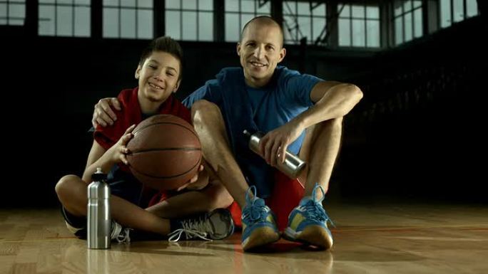 高清多莉: 一对父子打篮球的肖像