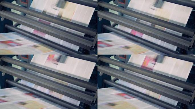 未切割的印刷纸张正在通过印刷机