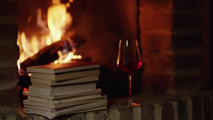 4k红酒和舒适壁炉旁的书堆，实时